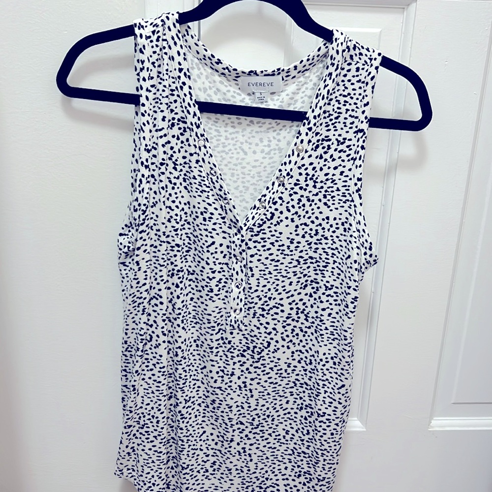Evereve White Black Henley Snap Front V-Neck Sleeveless Top, animal print